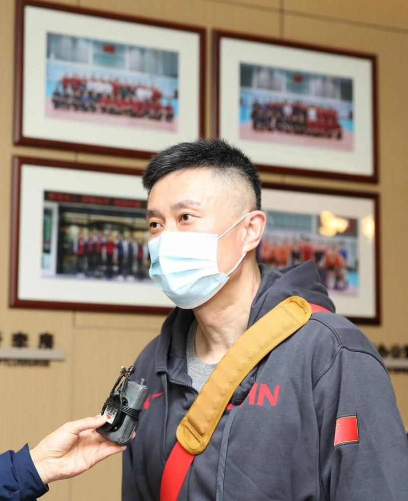 影片《我为乐狂》主打歌舞芳华气概，与经典歌舞片子《爱乐之城》近似，片中配有年夜量的现代风行音乐，恰如其分的演绎了在分歧阶段几位主人公们分歧的心情与感触感染。依依、鸿飞、童阳、商祺是四名医科年夜学学生，由于对音乐的酷爱让他们聚到一路并构成“天空男孩”乐队。为了让乐队可以或许继续下往，他们决议加入一场角逐为乐队博得经费。